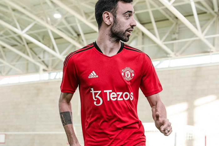 Bruno Fernandes in the new Manchester United Tezos training kit