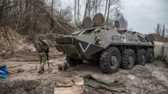 Un soldat ukrainien inspecte les alentours de la centrale après le départ des Russes