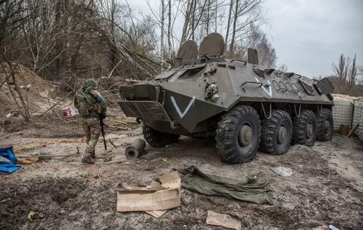 Un soldat ukrainien inspecte les alentours de la centrale après le départ des Russes