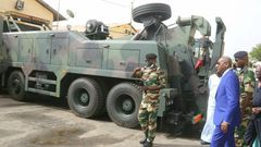 Le colonel Diadié Diop présentant les équipements au ministre des forces Armées, Me sidiki Kaba