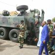 Le colonel Diadié Diop présentant les équipements au ministre des forces Armées, Me sidiki Kaba