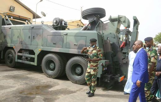Le colonel Diadié Diop présentant les équipements au ministre des forces Armées, Me sidiki Kaba