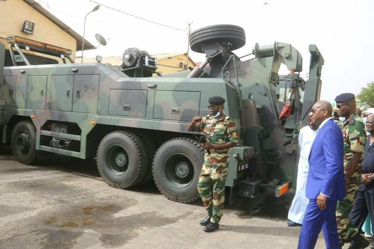 Le colonel Diadié Diop présentant les équipements au ministre des forces Armées, Me sidiki Kaba