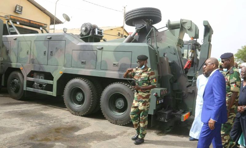 Le colonel Diadié Diop présentant les équipements au ministre des forces Armées, Me sidiki Kaba