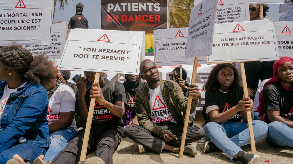 Manifestation pour la justice pour la jeune femme décédée à l'hôpital de Louga, à Dakar le 23 avril 2022