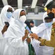 Un membre de la police saoudienne vérifie les détails de la vaccination des pèlerins sur leur smartphone, à la Grande Mosquée, dans la ville sainte de La Mecque, en Arabie saoudite, le 17 octobre 2021 SAUDI PRESS AGENCY