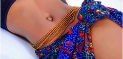 Femmes avec perles autour de la taille