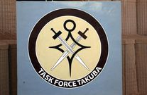 Le logo de Takuba, groupement européen de forces spéciales au Mali, devant la base de Menaka, le 7 décembre 2021