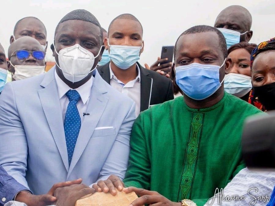 La pierre commémorant le début de la construction de la ville d'Akon est photographiée à Mbodiene le 30 août 2021.
