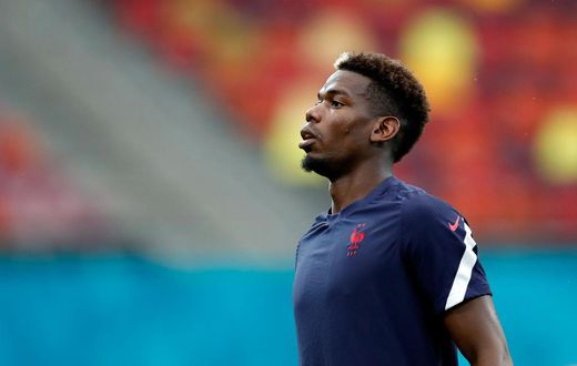 Le milieu de terrain français Paul Pogba