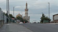 Emeutes-au-Royaume-Uni-la-communaute-musulmane-sous-tension-les-mosquees-protegees-1915464