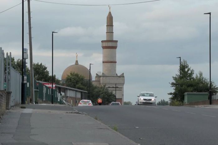 Emeutes-au-Royaume-Uni-la-communaute-musulmane-sous-tension-les-mosquees-protegees-1915464