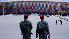 des-militaires-surveillent-l-entree-du-stade-olembe-de-yaounde-le-7-janvier-2022 6338824