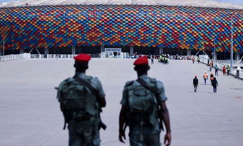 des-militaires-surveillent-l-entree-du-stade-olembe-de-yaounde-le-7-janvier-2022 6338824