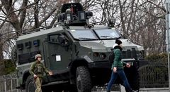 Des militaires des forces militaires ukrainiennes bloquent une route à Kiev, en Ukraine, le 24 février 2022