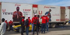 Des agents de Free Sénégal lors d'une campagne de proximité sur le terrain