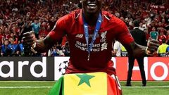 Sadio Mané avec le trophée de league des Champions