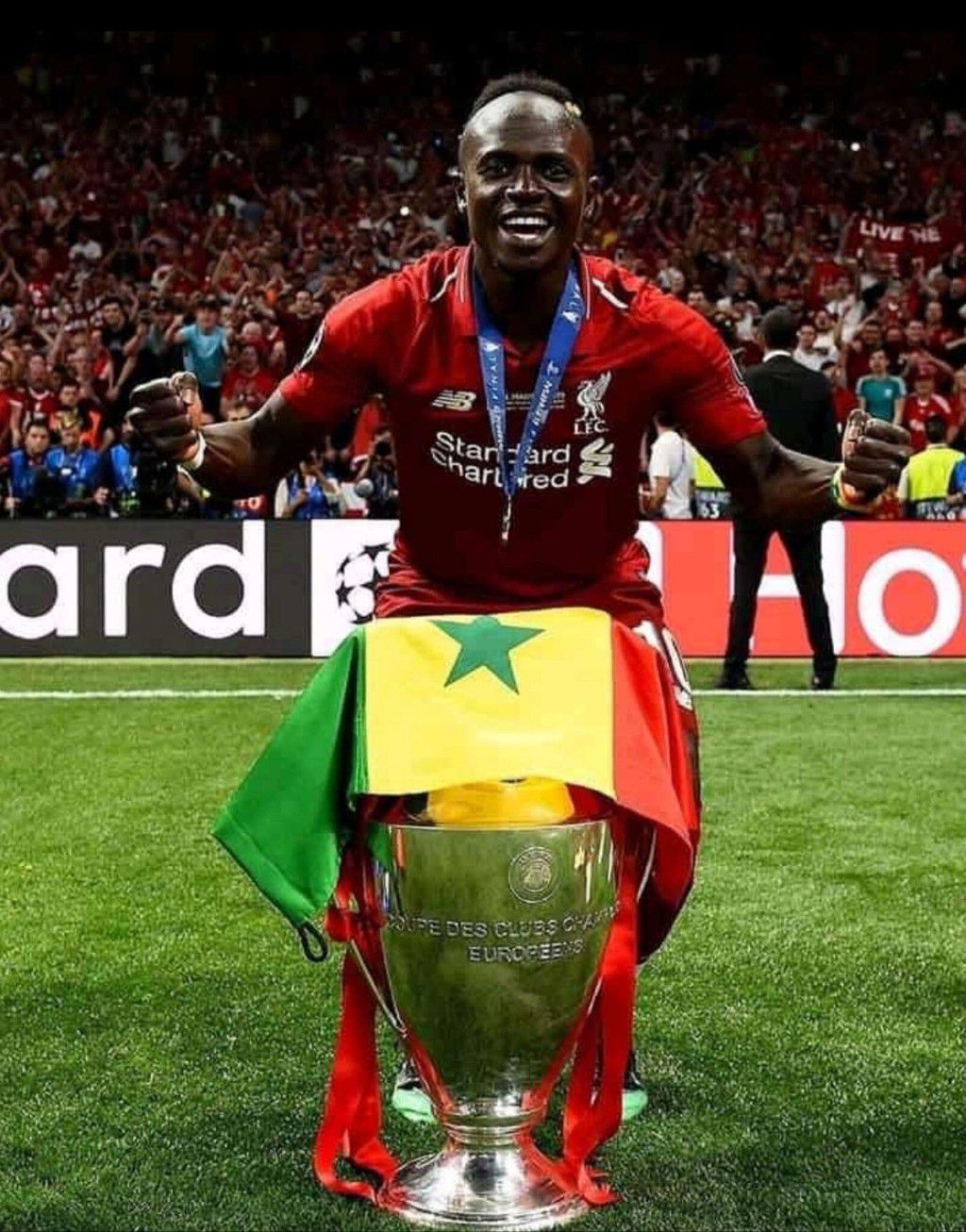 Sadio Mané avec le trophée de league des Champions