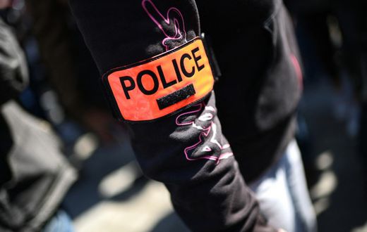 1515229-un-brassard-de-police-illustration