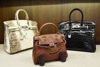 1103720-des-sacs-hermes-lors-d-une-vente-aux-encheres-a-new-york-le-7-avril-2014