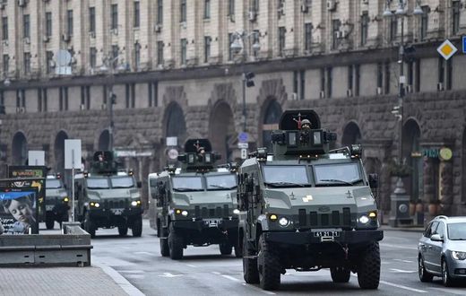 Contingent de l'armée ukrainienne dans les rues de Kiev - 24 février 2022