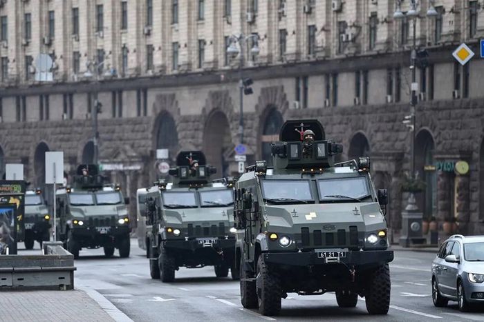Contingent de l'armée ukrainienne dans les rues de Kiev - 24 février 2022