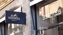 Cette photographie prise le 25 mai 2023 à Lille, dans le nord-est de la France, montre l'enseigne de la boutique de luxe Hermès dans la prestigieuse rue Grande-Chaussée (1)
