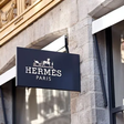 Cette photographie prise le 25 mai 2023 à Lille, dans le nord-est de la France, montre l'enseigne de la boutique de luxe Hermès dans la prestigieuse rue Grande-Chaussée (1)
