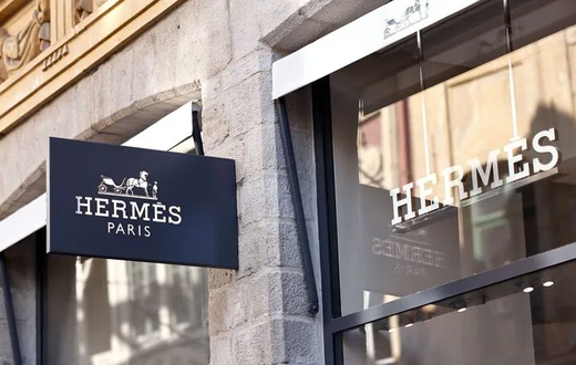 Cette photographie prise le 25 mai 2023 à Lille, dans le nord-est de la France, montre l'enseigne de la boutique de luxe Hermès dans la prestigieuse rue Grande-Chaussée (1)