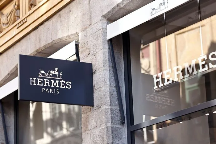 Cette photographie prise le 25 mai 2023 à Lille, dans le nord-est de la France, montre l'enseigne de la boutique de luxe Hermès dans la prestigieuse rue Grande-Chaussée (1)