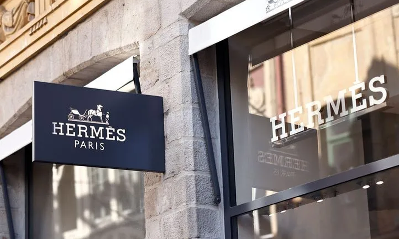 Cette photographie prise le 25 mai 2023 à Lille, dans le nord-est de la France, montre l'enseigne de la boutique de luxe Hermès dans la prestigieuse rue Grande-Chaussée (1)