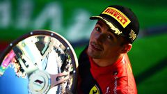 Charles Leclerc avec son trophée de vainqueur du Grand Prix d'Australie 2022
