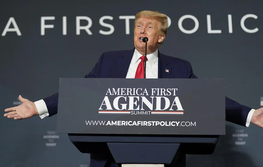 Donald Trump a prononcé un discours à Washington lors de l'America First Summit. C'est la première fois que l'ancien président se rendait dans la capitale américaine depuis le 20 janvier 2021.PHOTO : ASSOCIATED PRESS / ANDREW HARNIK