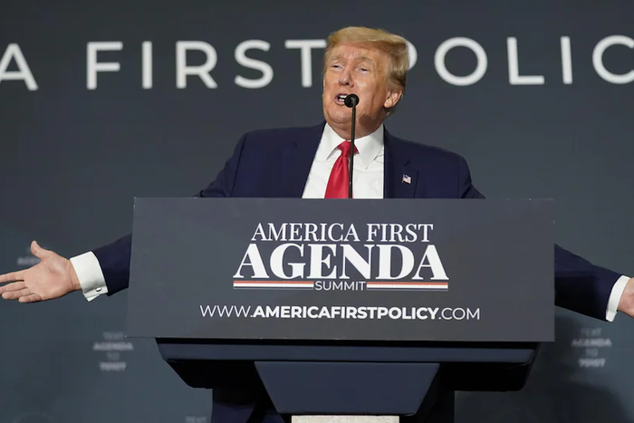 Donald Trump a prononcé un discours à Washington lors de l'America First Summit. C'est la première fois que l'ancien président se rendait dans la capitale américaine depuis le 20 janvier 2021.PHOTO : ASSOCIATED PRESS / ANDREW HARNIK