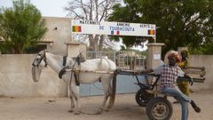 Une-charette-en-attente-devant-le-portail-de-la-Maternité-de-Toubacouta,