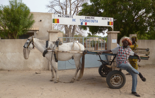 Une-charette-en-attente-devant-le-portail-de-la-Maternité-de-Toubacouta,