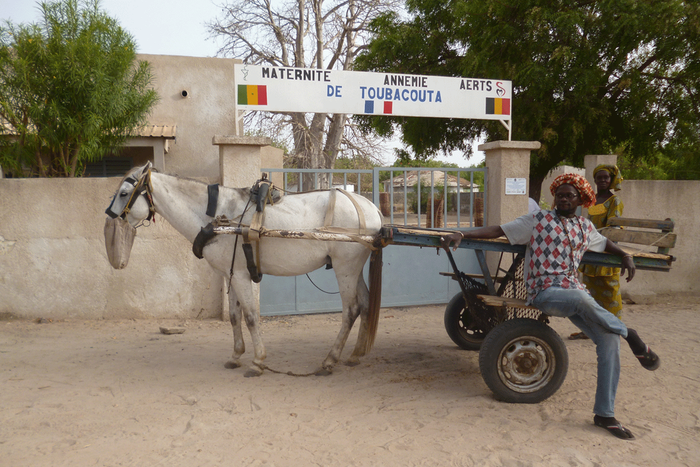 Une-charette-en-attente-devant-le-portail-de-la-Maternité-de-Toubacouta,