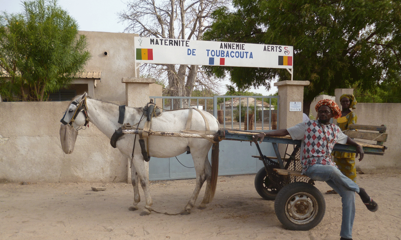 Une-charette-en-attente-devant-le-portail-de-la-Maternité-de-Toubacouta,
