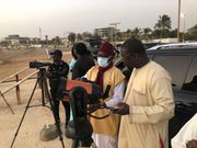 Le président de l'Aspa, l'astronaute Maram Kaïré, observe le croissant lunaire sur la corniche de Dakar, le 2 avril 2022.