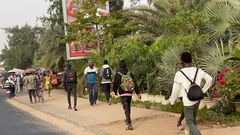 Dakar, des citadins se rendent au travail à pied