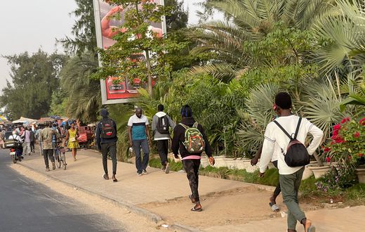 Dakar, des citadins se rendent au travail à pied