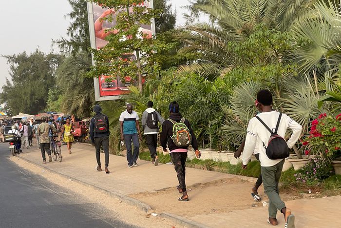 Dakar, des citadins se rendent au travail à pied