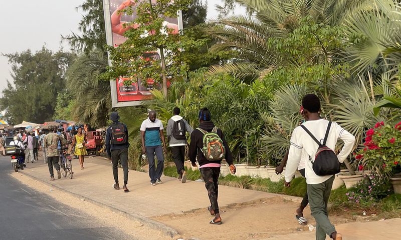 Dakar, des citadins se rendent au travail à pied