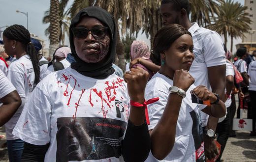 une manifestatante lors d'une campagne contre les violences faites aux femmes au Sénégal