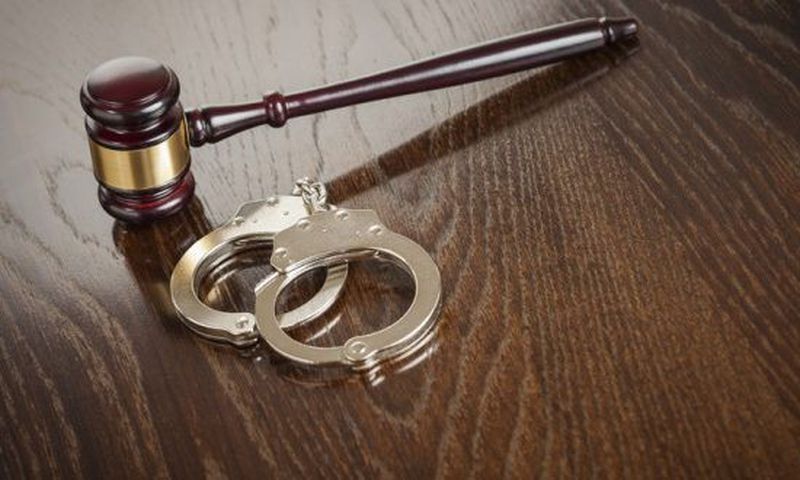___8252238___2018___4___14___9___handcuffs-gavel-1-620x330