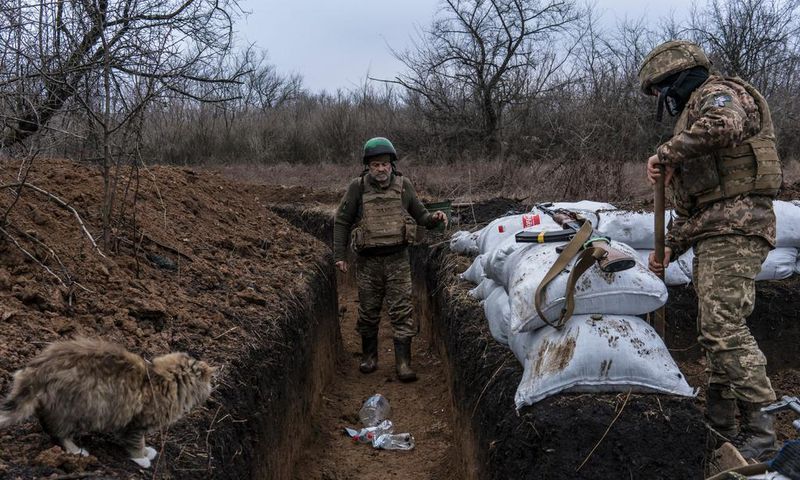 Ukrainian soldiers builds a bunker on the front line on.