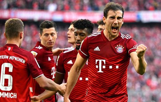 Les coéquipiers de Robert Lewandowski célèbrent leur deuxième but de la soiréen inscrit par le polonais