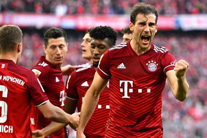 Les coéquipiers de Robert Lewandowski célèbrent leur deuxième but de la soiréen inscrit par le polonais