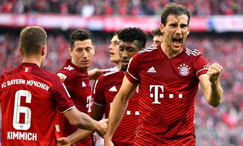 Les coéquipiers de Robert Lewandowski célèbrent leur deuxième but de la soiréen inscrit par le polonais