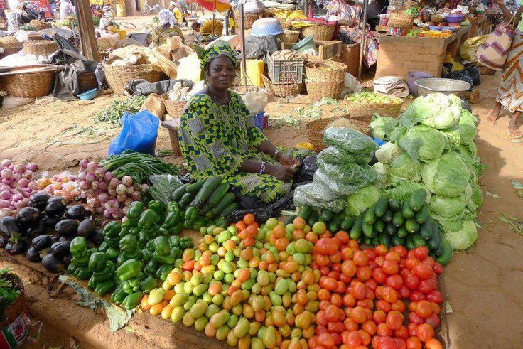 vendeuse-legumes-marche-tomates-oignon-choux
